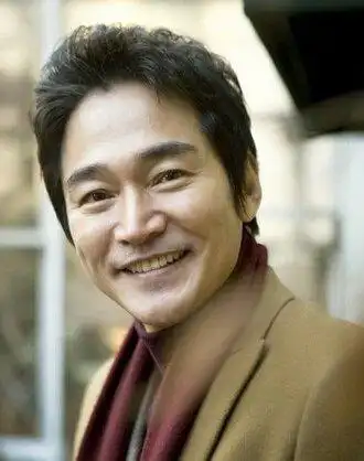 虽然郑宝石现在是韩国演艺圈中高人气的男明星,但是他在小的时候并没