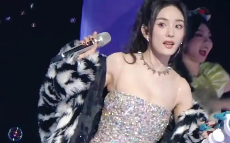 虽然也会有少部分的人觉得杨幂这个行为不妥,但大多数的人都会赞叹