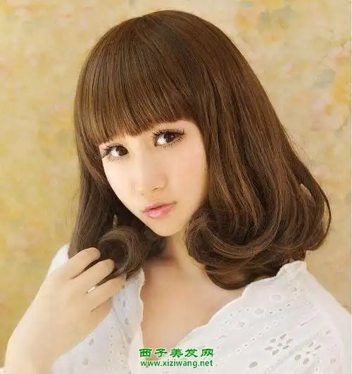 女生浅棕色的梨花头图片漂亮美少女感觉十足