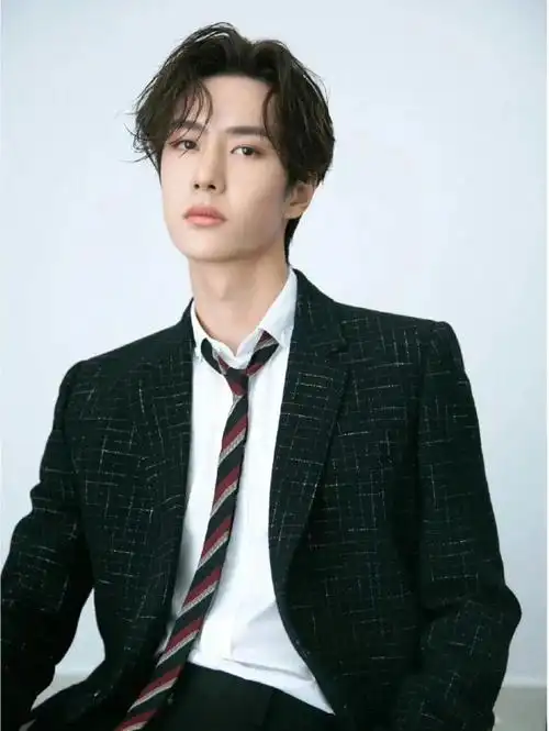 王一博的颜值,直观而独特,绝非氛围感所能概括  说到王一博,我得说,他