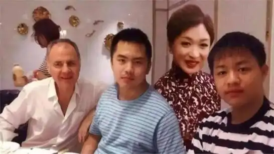 悉心呵护养子!金星20年前领养的三个孩子,现如今这么样了