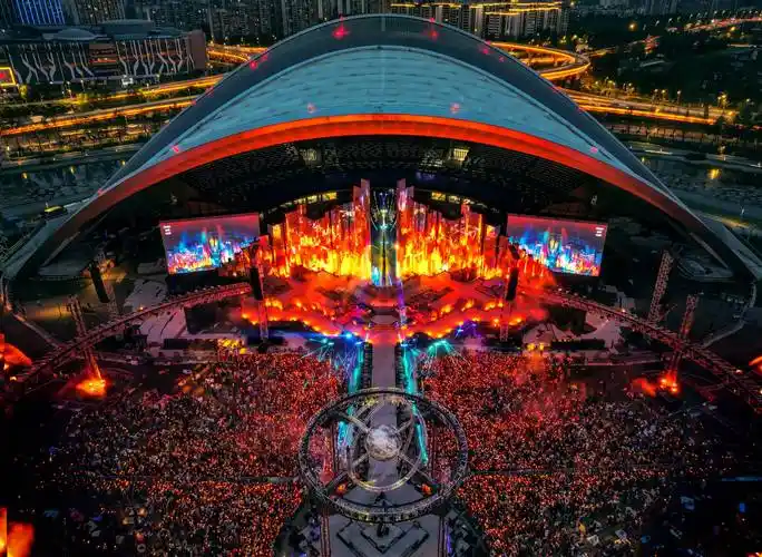 连央视六公主都在夸:华晨宇现场live实力到底有多绝_演唱会_线下_观众