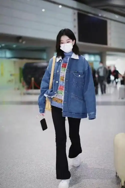 乔欣现身机场,牛仔衣搭配微喇裤,简约休闲元气十足