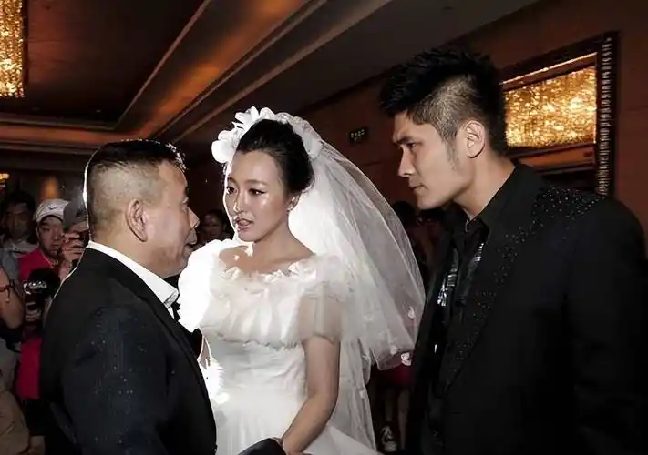 潘长江女儿潘阳:嫁10亿富豪老公,开3800万豪车,儿子照着外公长