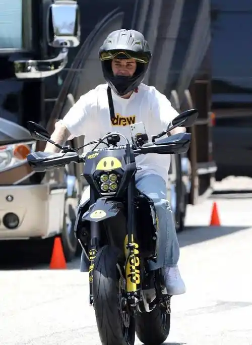 要知道贾斯汀·比伯其实个子也不算太高,官方身高只有175cm.