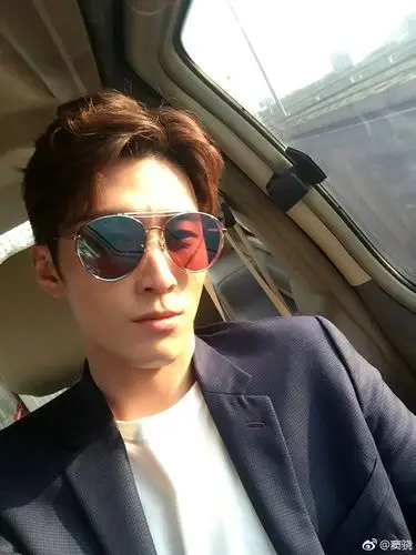 窦骁晒肌肉健身照 用身材诠释什么叫行走的荷尔蒙!