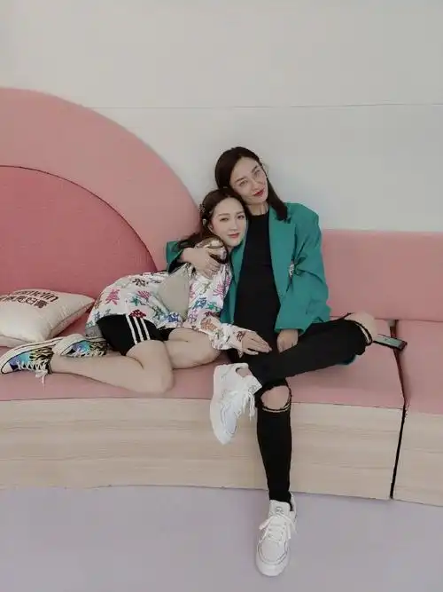 孟佳晒姐姐们后台花絮照 与王霏霏腰线意外吸睛