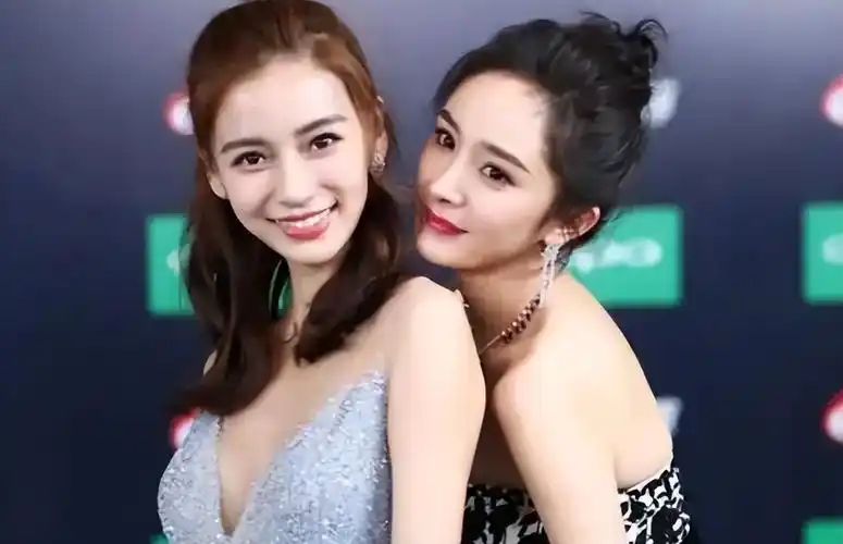 杨颖发微博时三人美美的拍了一张合影为给闺蜜高兴庆生就彻底撕破了她