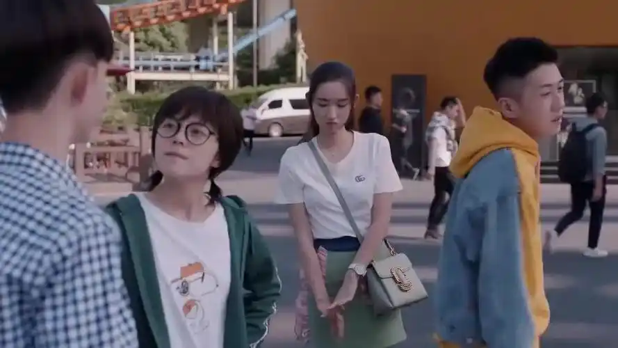 少年派邓小琪嘴上说不想拍照不料身体却很诚实摆姿势真心机