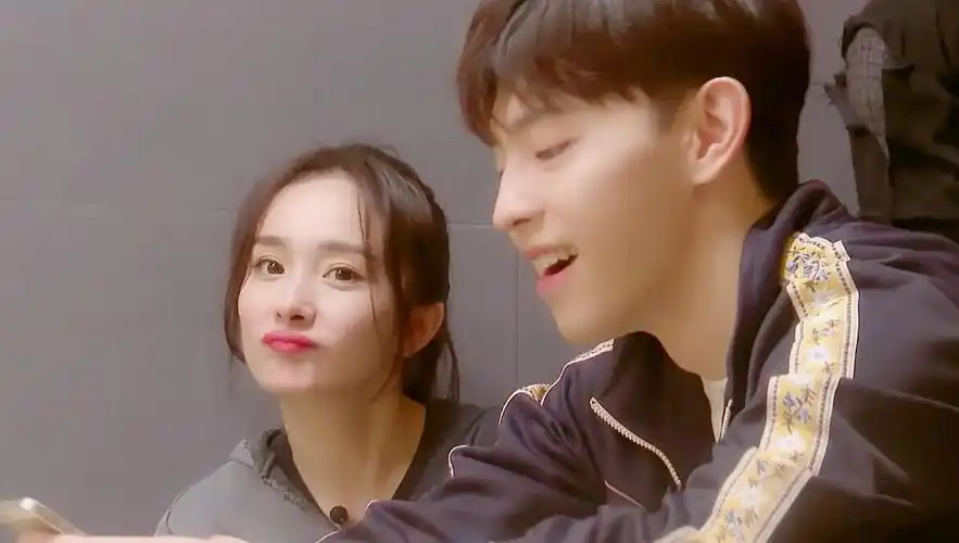 的人气演员邓伦数次掀起热议,而节目中,杨幂则难得展示了自己的综艺感