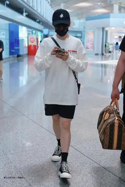 贺峻霖机场出发路透白t77短裤造型干净清爽的帅哥啊