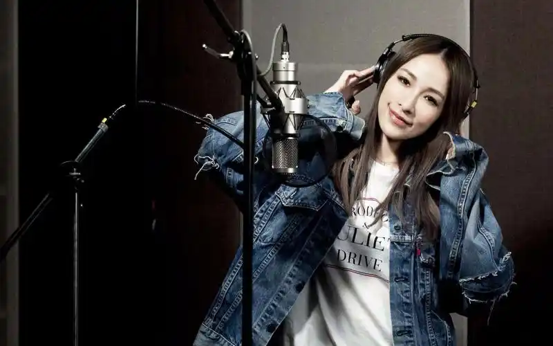 萧亚轩凌晨晒视频似神志不清,中途陷入昏睡_哔哩哔哩 (゜-゜)つロ