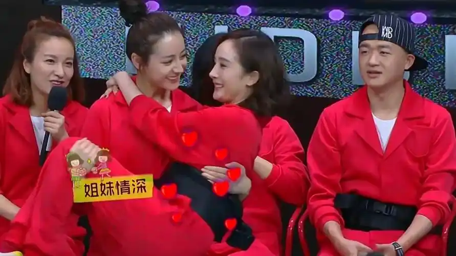 迪丽热巴与杨幂的感情有多好热巴公主抱杨幂谈签约杨幂一脸懵