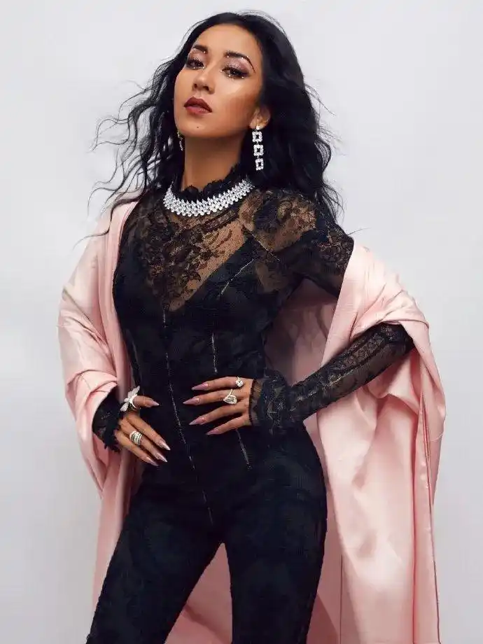 女人过了40岁不要再穿显胖的白蕾丝跟吉克隽逸这样穿才高级