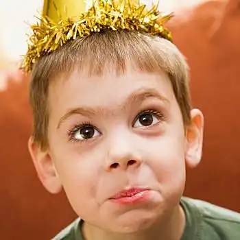 男孩,生日,白人,戴着,派对帽,制作,表情,看