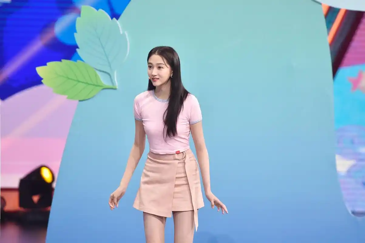 《王牌对王牌》今天是黑长直的关晓彤,粉色系校园女生清新来袭.