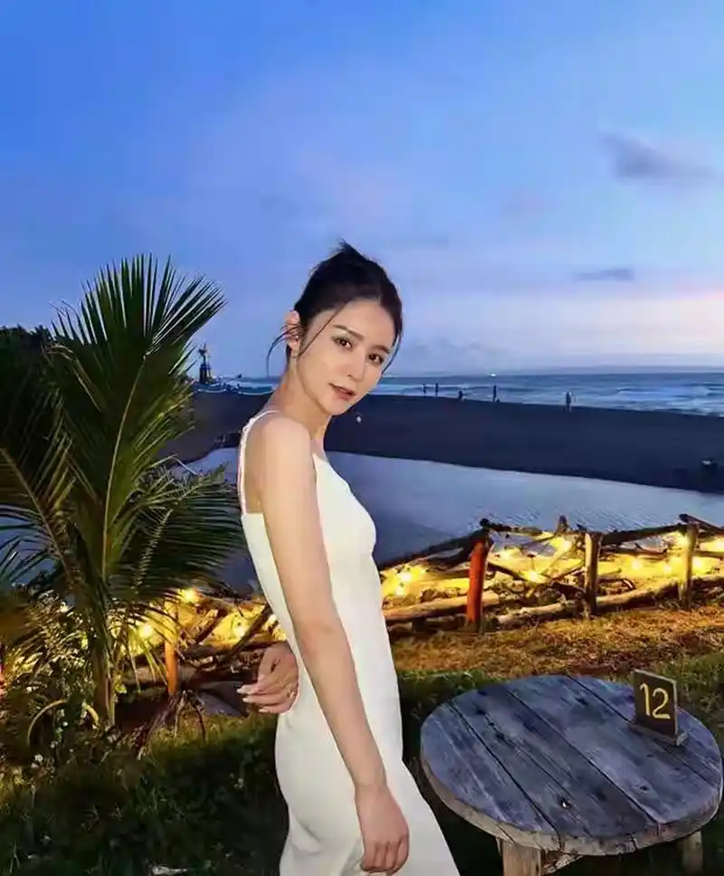 林峯张馨月一家三口海边度假 3岁女儿露娜乖巧可爱