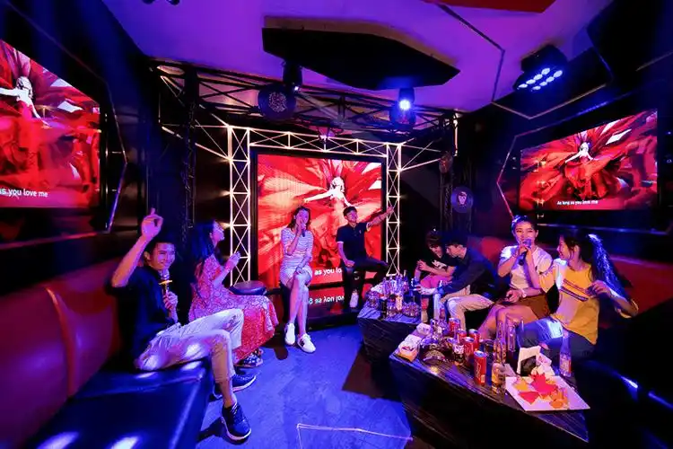 无论是过生日,朋友聚会,团建首选ktv,唱唱歌,喝喝酒,别提多快乐!