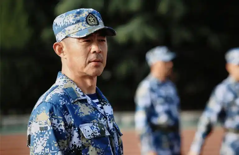 戏里是硬汉角色现实中感情历经坎坷侯勇生活充满了无奈