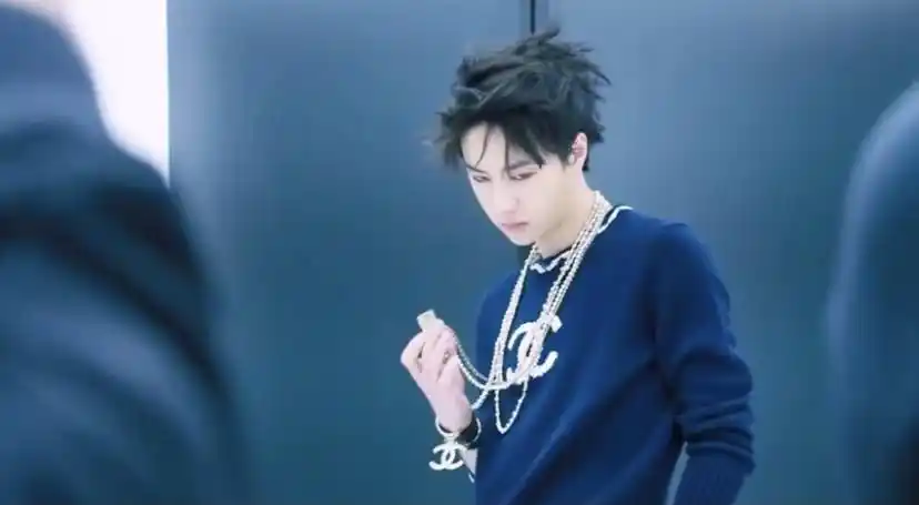 光影定格每一瞬间的帅气 王一博《时尚芭莎》拍摄花絮送上