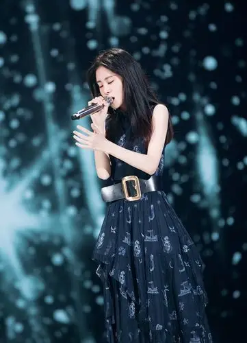 娱乐 明星 >>正文         近日,张碧晨继纽约时装周行程之后,急速