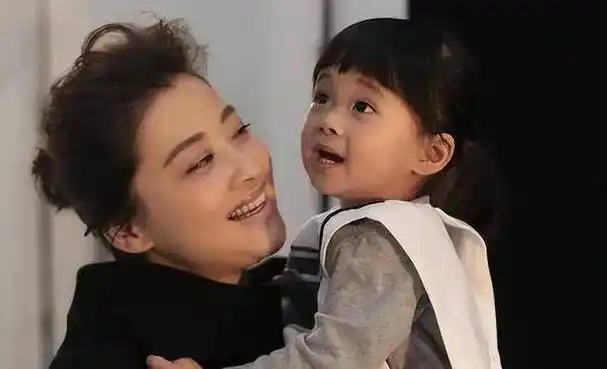 直到在2016年的时候,再次生完二胎的梅婷带领着自己的女儿出现在了