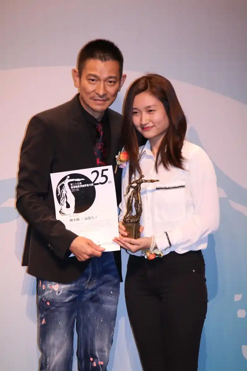 57岁刘德华大病初愈现身,遭粉丝围堵脸色苍白