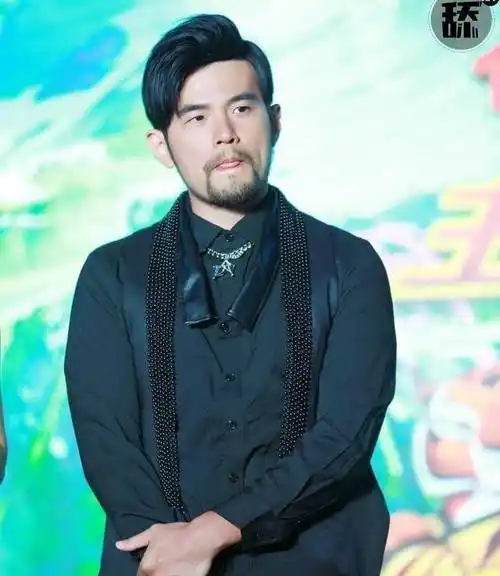 周杰伦刮不刮胡子气质差距有多大?