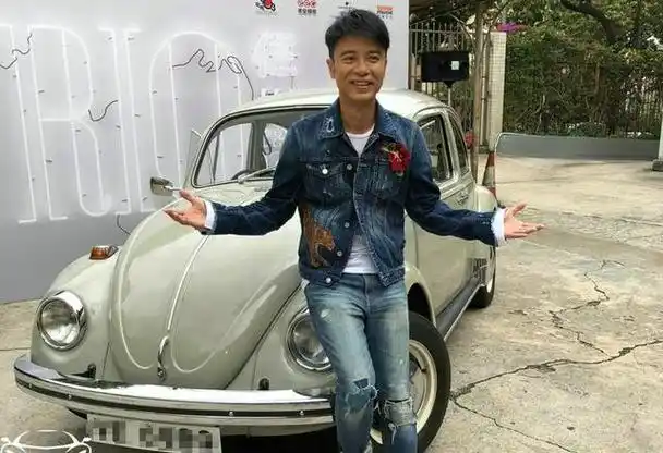 摇滚经典!李克勤开甲壳虫,席卷回忆路!