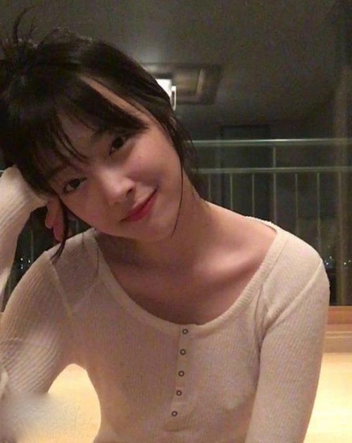 雪莉晒自拍又没穿内衣 一个大写的放飞自我(图)