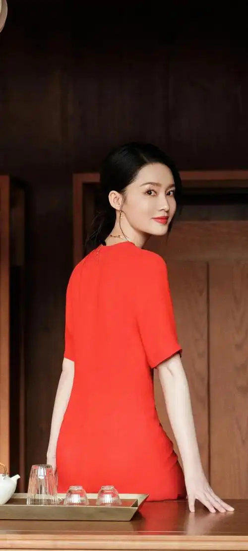 美女系列壁纸第210期-李沁,这个名字在近年来的娱乐圈中逐渐崭露头角