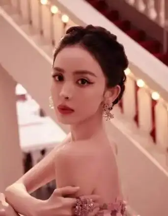 古力娜扎瘦成"纸片人"?"皮包骨头"毫无美感,内娱女星怎么了