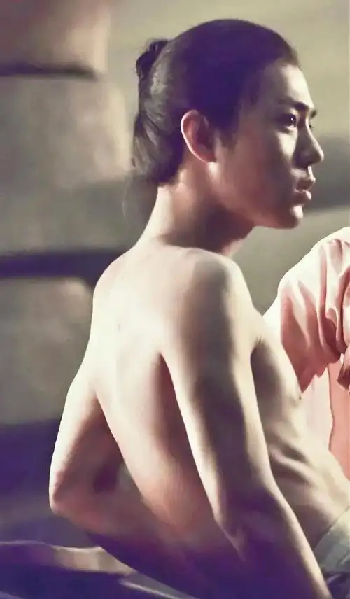 而且,好像顾医生也有露了整个上半身的,希望不被剪掉吧.