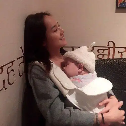 柳真八个月女儿照片公开 如天使般可爱