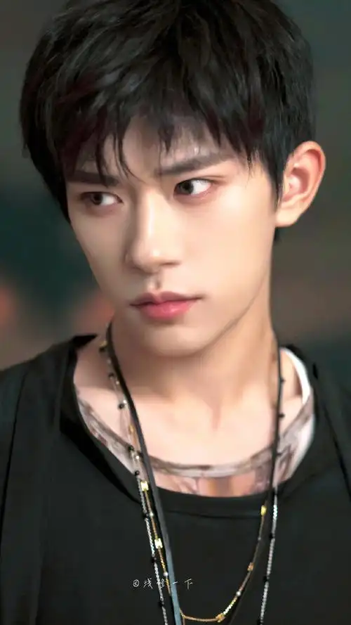 易烊千玺项链叠搭