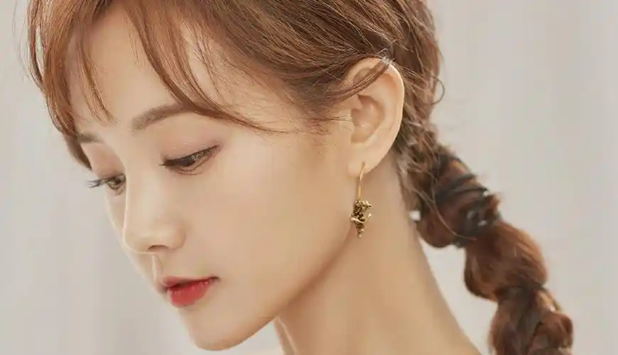 原创李一桐堪比翁美玲版的黄蓉灵动的双眸亮白的直腿时尚写真太美了