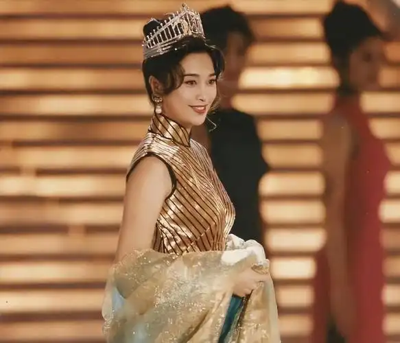 在李嘉欣还未火之时,卢淑仪凭借傲人的身材,和惊为天人的美貌,一举拿