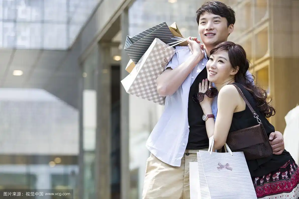 快乐的年轻情侣逛街购物