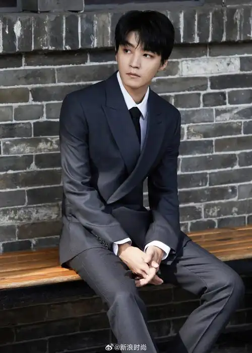 王俊凯时尚质感#@tfboys-王俊凯一身@dior迪奥帅气西装亮相平遥辜际