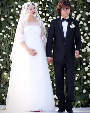 沈眉庄斓曦挺孕肚大婚,伊能静挺孕肚大秀a4腰