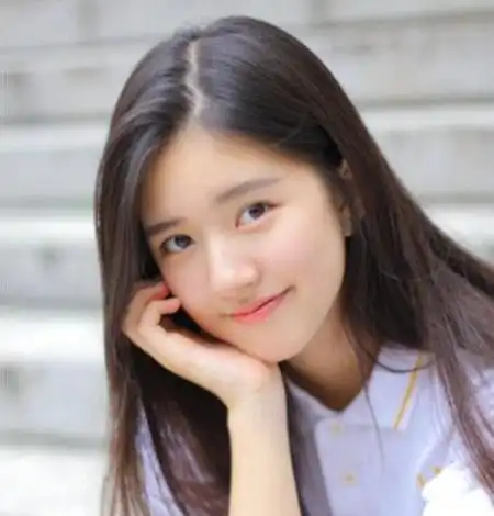 中长直发发型学院风,清新可人更灵动