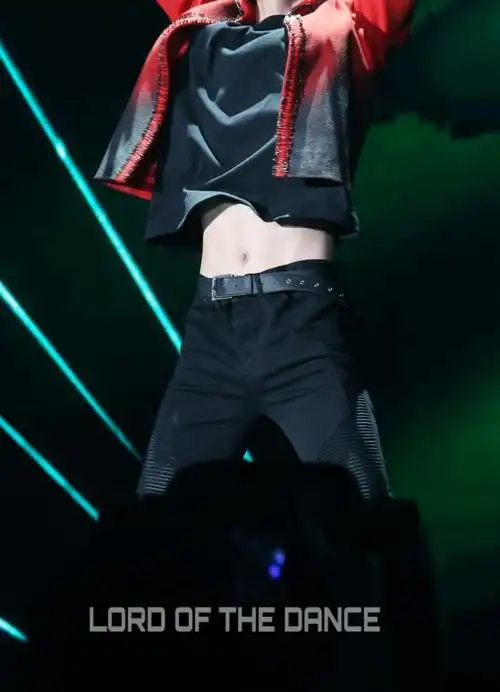 求易烊千玺两周年粉丝见面会舞蹈时露腹肌的高清图