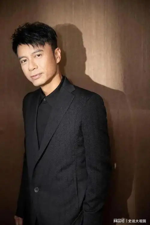 54岁的李克勤被客户灌酒他直接一饮而尽不敢拒绝