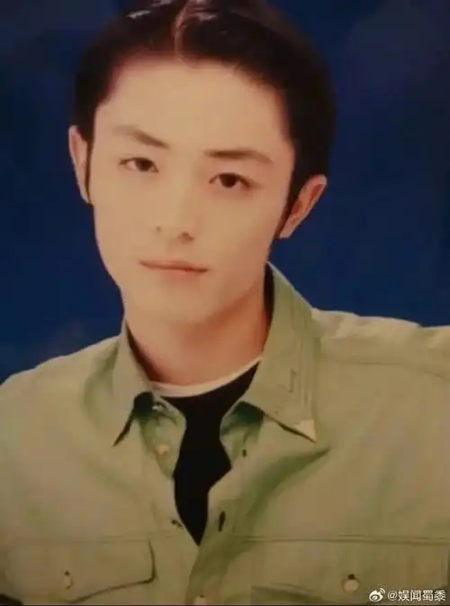 霍建华未出道前的样子真的惊到我了,这颜值放到现在绝对妥妥是顶流中