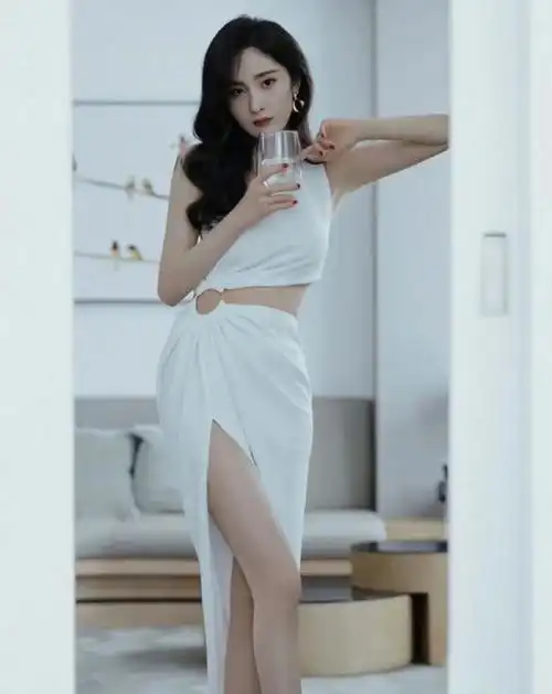 杨幂的腰围在整个娱乐圈绝对是数一数二