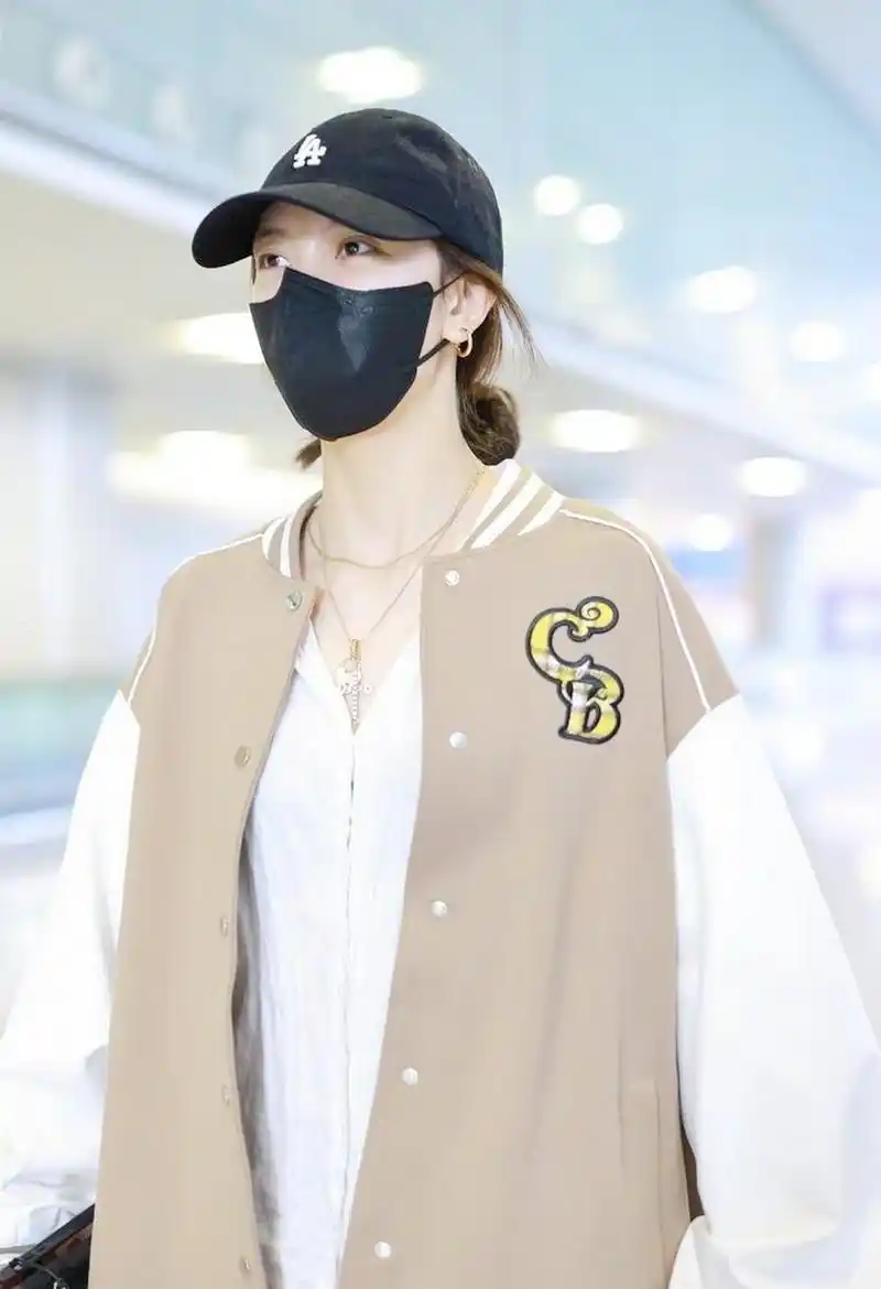 宋妍霏机场街拍,棒球服搭配白衬衫黑短裤休闲!