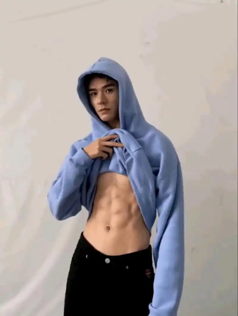 龚俊的身材太好了吧,八块腹肌流口水 #龚俊# 的八块腹肌你们见过吗?