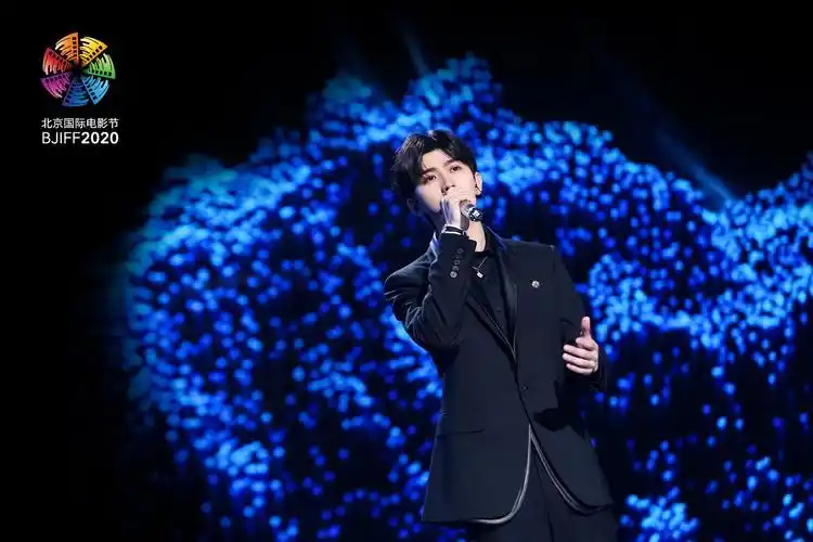 蔡徐坤 | 北京国际电影节 一身黑色西装置身蓝色背景下