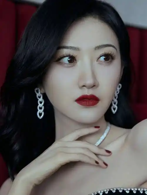 女星景甜写真:甜美可人,端庄优雅