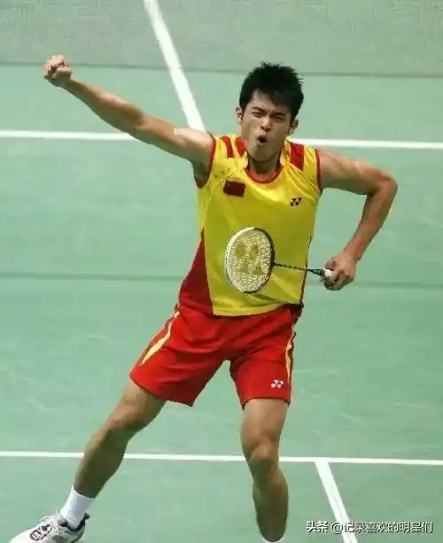 在球场上,英姿飒爽威武霸气,打球的时候,更加帅气迷人十足,而且林丹的